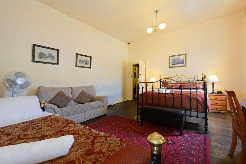 Edinburgh Gallery Bed & Breakfast Хобарт Экстерьер фото